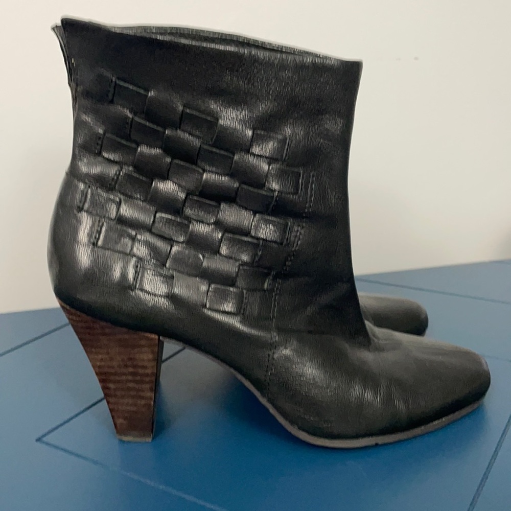 Nine West Weaved Sides Black Leather Booties Size 6.5 🖤